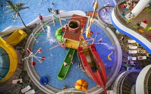 Взрослые горки аквапарка Мореон