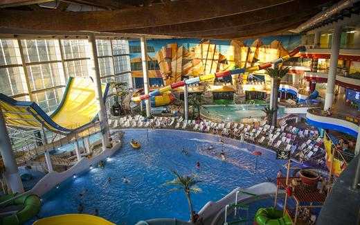 Волновой бассейн аквапарка Мореон